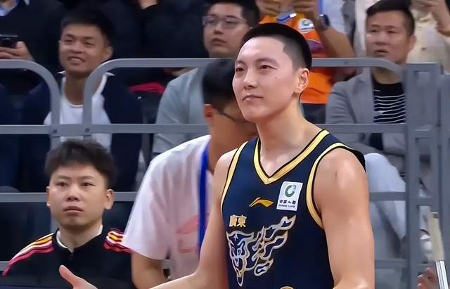 开云体育网址-广东队主场40分惨败，杜锋脸色铁青，朱芳雨该认真上班了