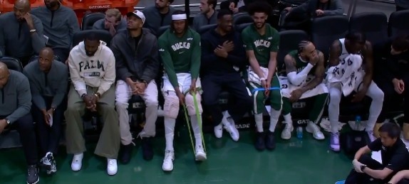 开云登录网址入口-高兴不起来！雄鹿领先20+ 字母哥与众球员在替补席不见笑意